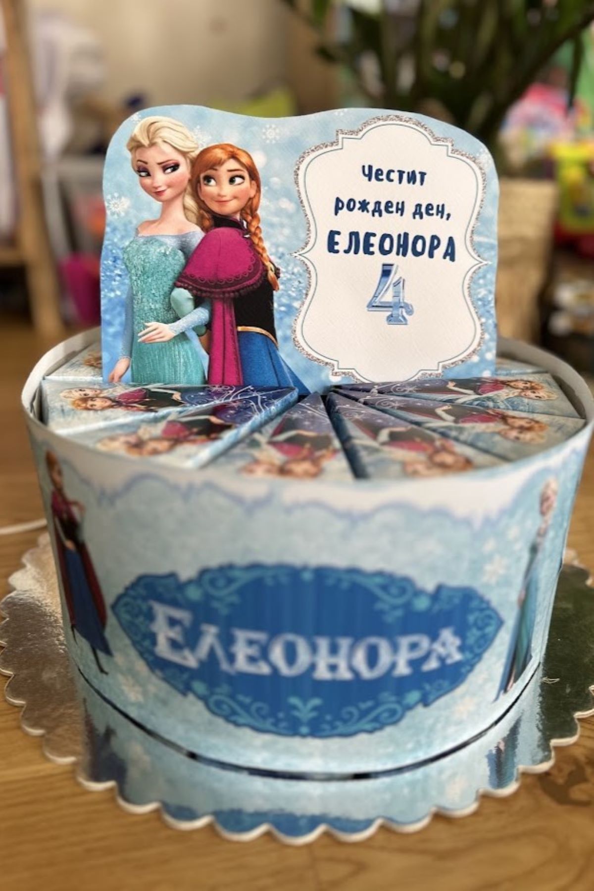 Картонена торта Елза и Ана
